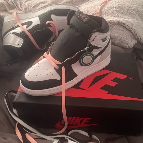NIB Jordan 1 Retro High OG Sneakers - Picture 2 of 2